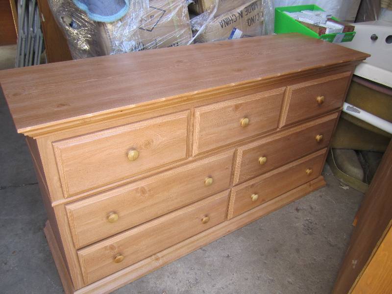lot 3 image: Bedroom Set Dresser with Mirror (Dr...
