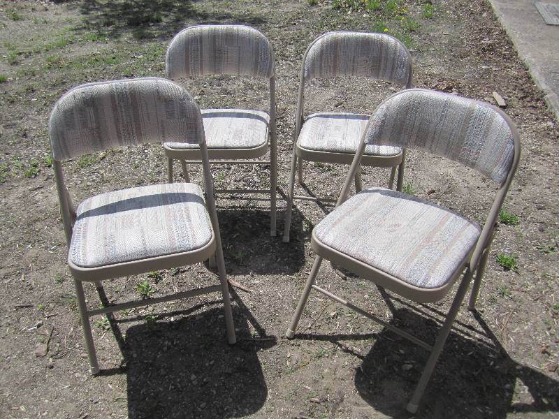 lot 6 image: Set of 4 Folding Chairs with Cushio...
