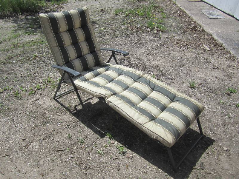 lot 7 image: Padded Folding Lounge Chair  RED...
