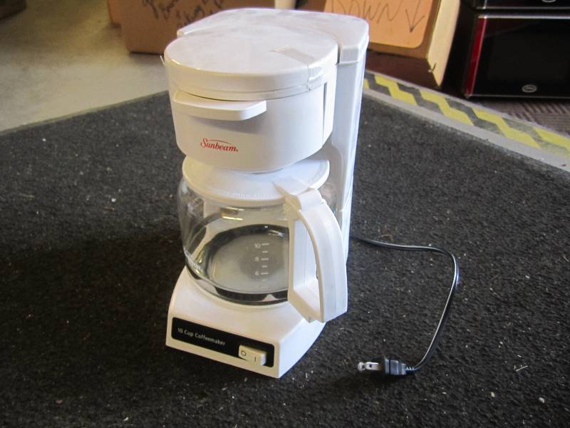 lot 17 image: Sunbeam 10-Cup Coffee Maker Powers ...