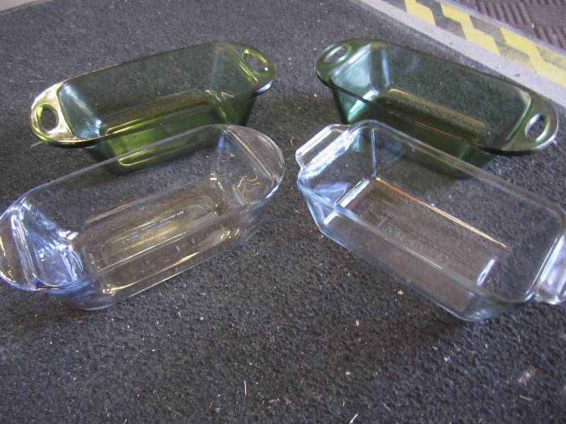 lot 24 image: Lot of 4 Glass Loaf Pans  5 x 9  ...
