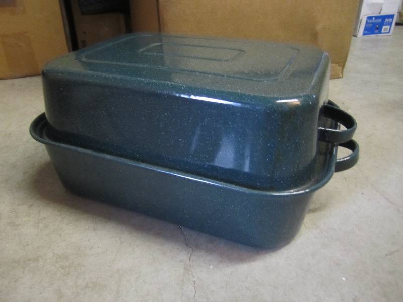 lot 30 image: Large 13.5 x 18 Roasting Pan  F-0...
