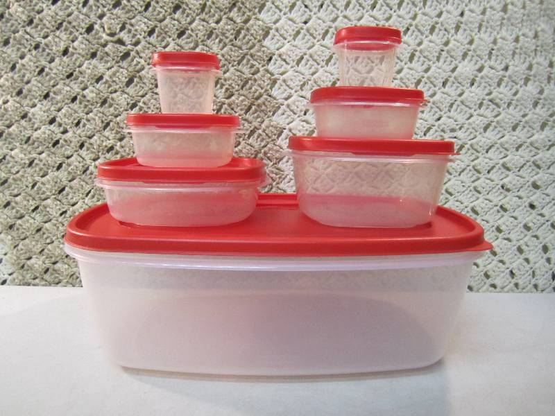 lot 38 image: 7 Rubbermaid Containers with Lids  ...