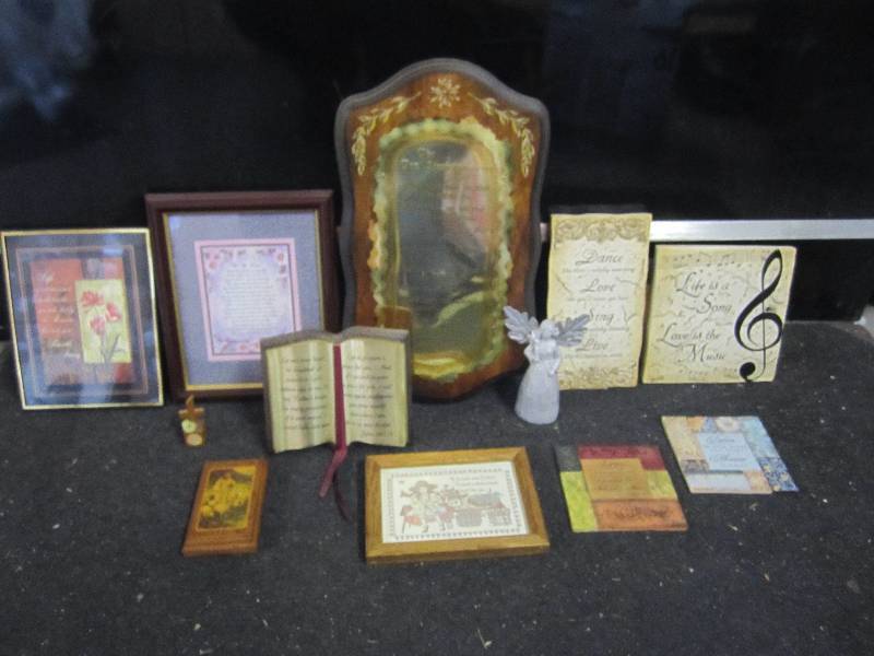 lot 54 image: Misc Wall Decor Etc See Photos  RM1...