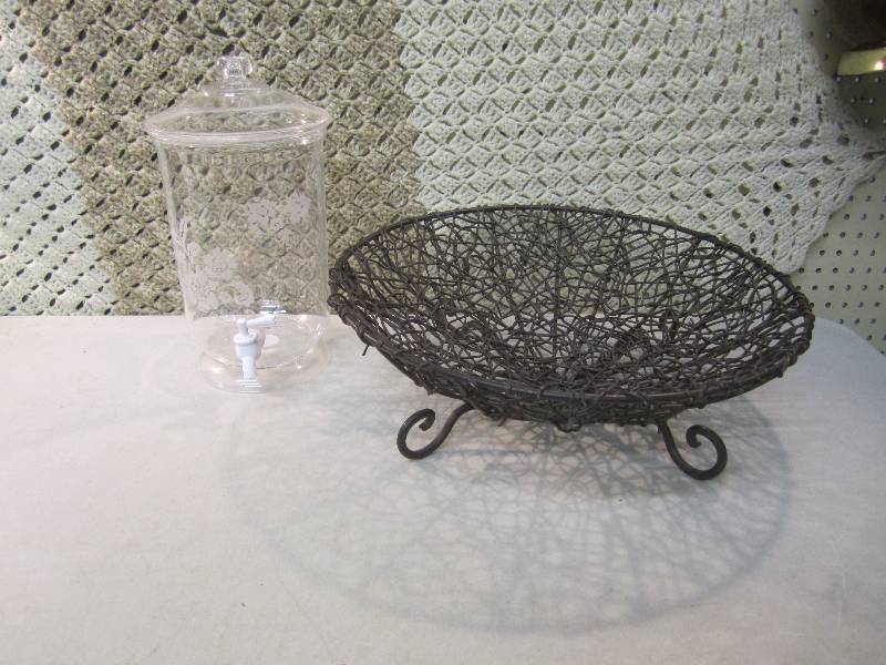 lot 66 image: Large Metal Basket and Plastic Beve...