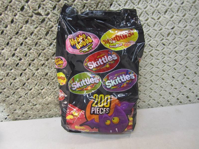 lot 90 image: Large Bag of Mixed Candy 200 Pieces...