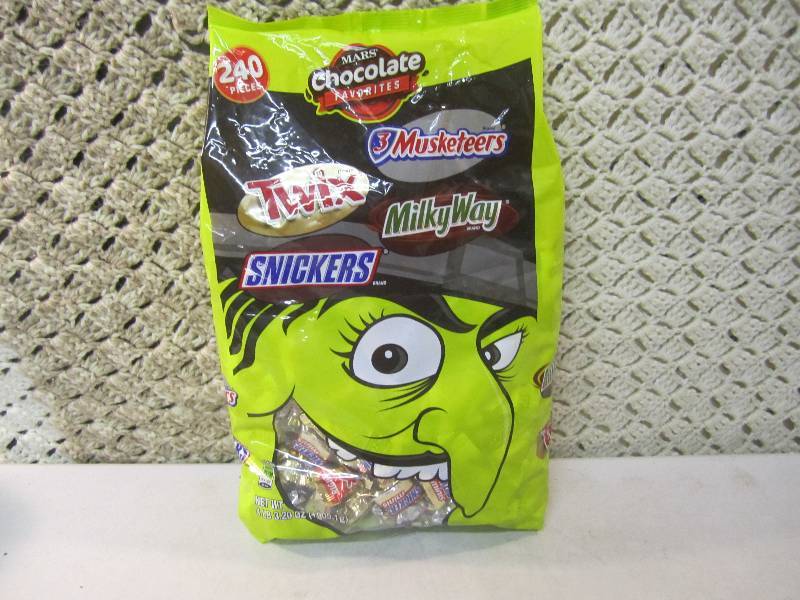 lot 91 image: Large Bag of Mixed Candy 240 Pieces...