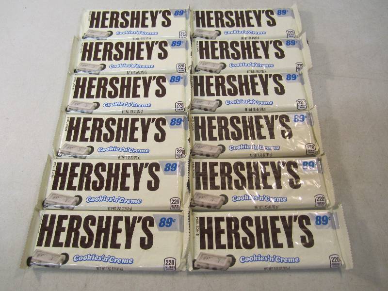 lot 115 image: 12 Hersheys Cookie n Creme Candy ...