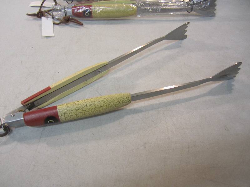 lot 163 image: 4 Teton Grill Co. Grilling Tongs Fi...