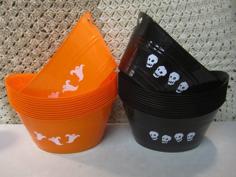 lot 164 image: Case of 24 Plastic Oval Halloween B...