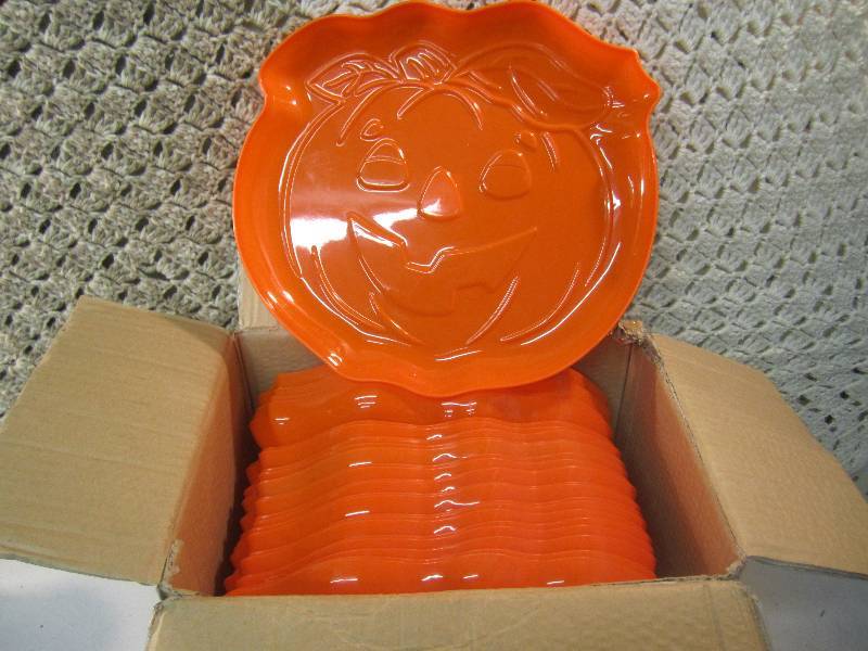 lot 165 image: Case of 24 Plastic Pumpkin Trays 11...