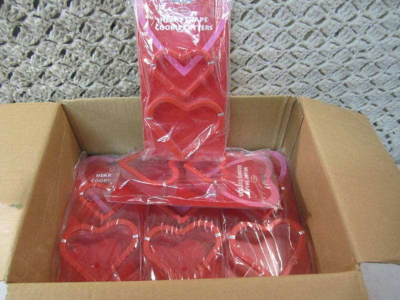 lot 167 image: Case with 14 Heart Shape Cookie Cut...