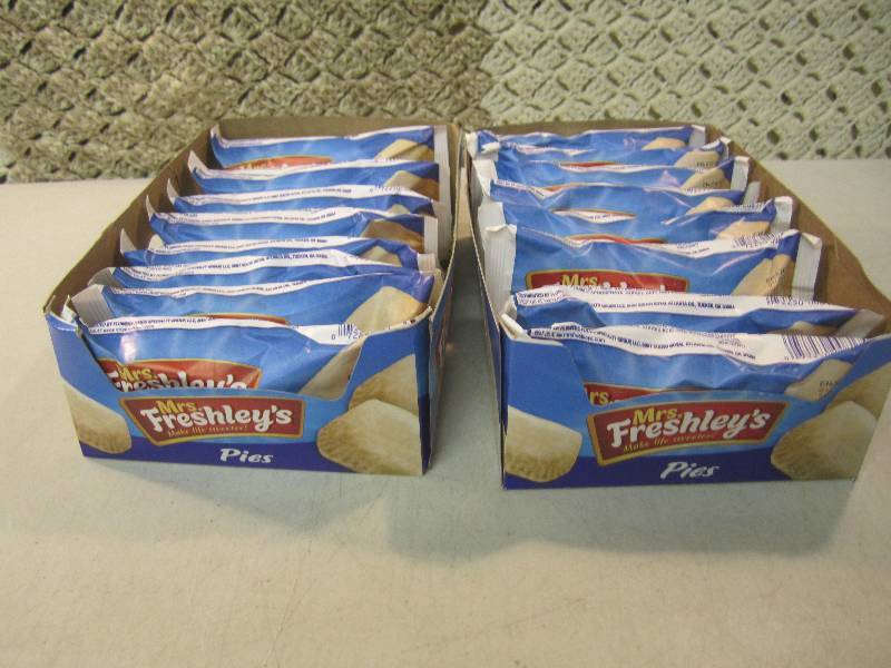 lot 231 image: 2 Boxes with 8 Apple Pies each. Bes...