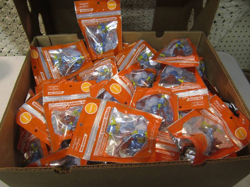 lot 253 image: Box of 100 Skylanders Connective Ga...