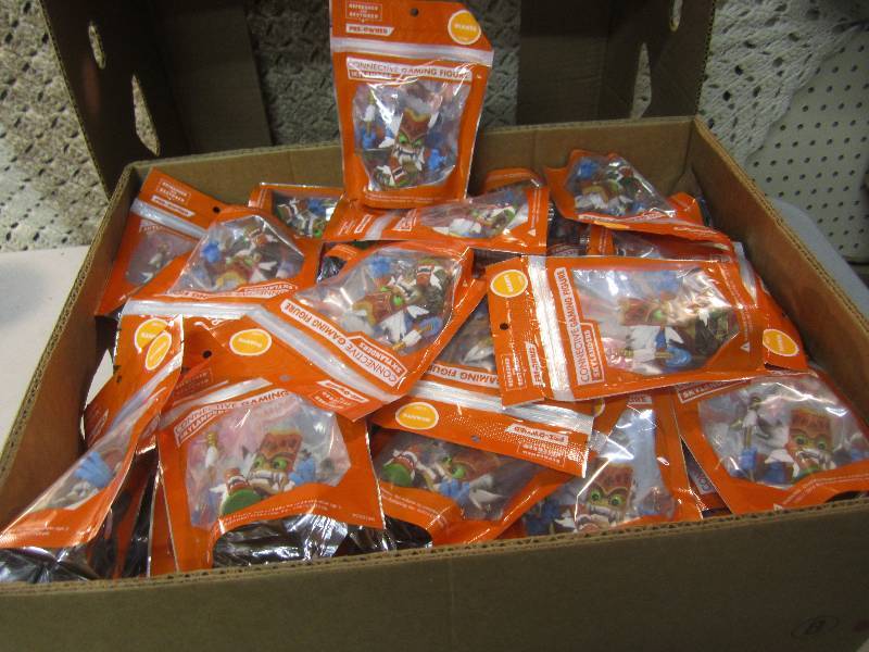 lot 255 image: Box of 100 Skylanders Connective Ga...