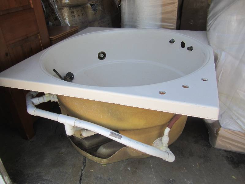 lot 261 image: Jacuzzi Bath Tub Approx 54 x 54  ...