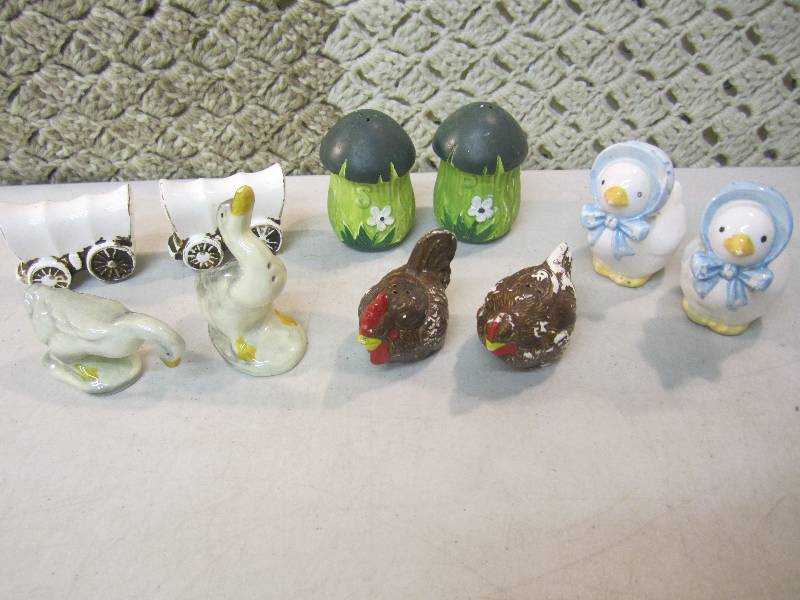lot 272 image: Lot of Vintage Salt & Pepper Shaker...