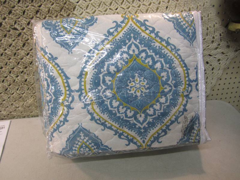 lot 277 image: King Size Bedspread  D-2T...
