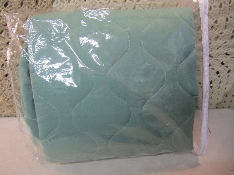 lot 278 image: Twin Size Mayfield Bedspread Sage  ...