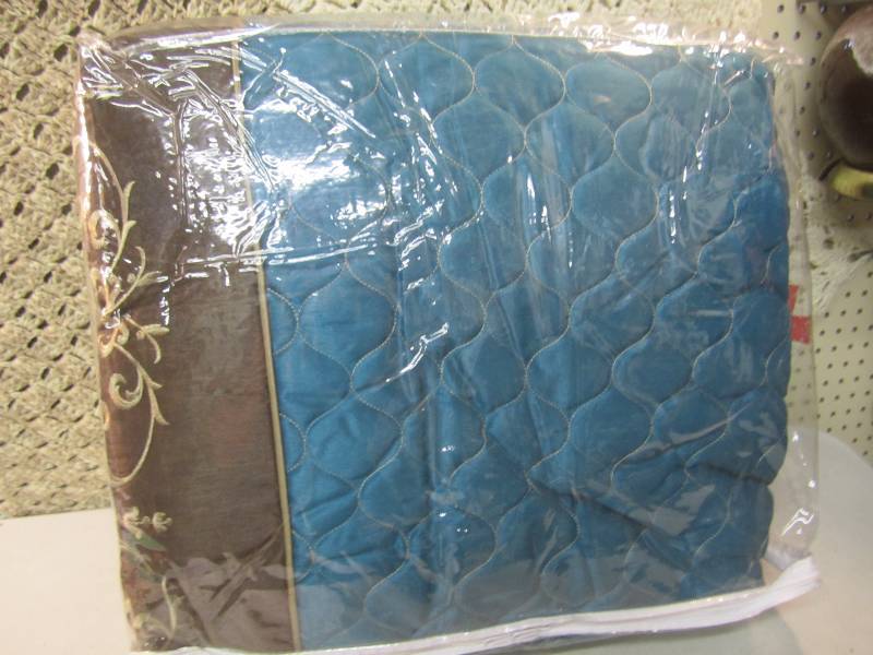 lot 284 image: Full Size Comforter  A-4...