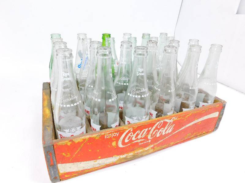 lot 33 image: Coca Cola Case W 24 ----10  Fluid OZ. Pop Bottles