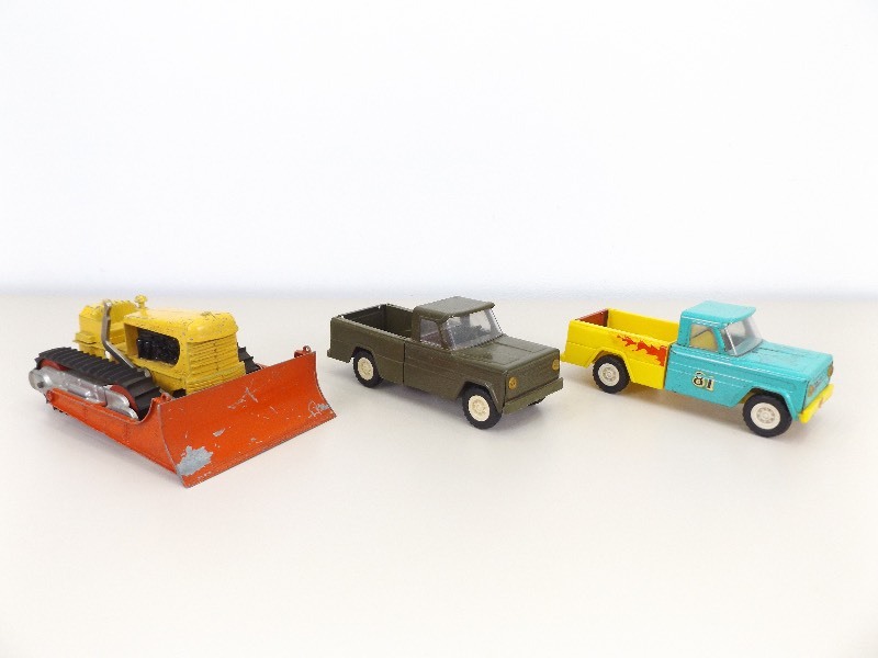 lot 4 image: Vintage Metal Hubley Bulldozer, and 2 Structo Home-Pak Trucks