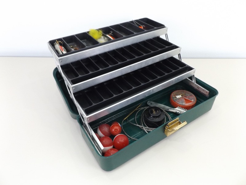lot 30 image: Vintage UMCO 175 Tackle Box with Fishing Tackle