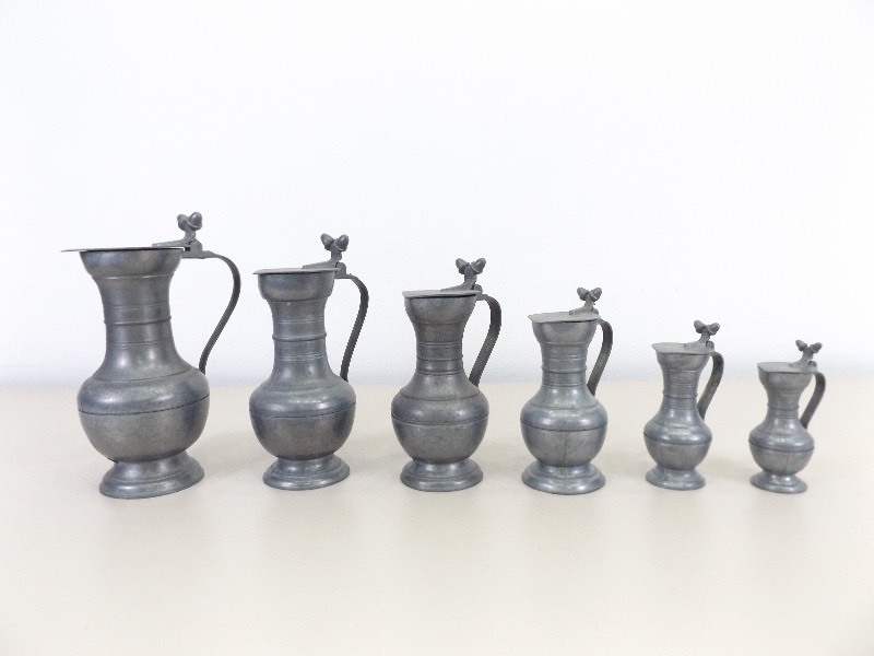 lot 35 image: Set of 6 Antique Pewter TankardsFlagons