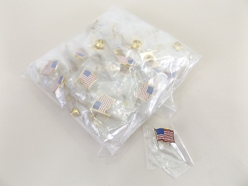 lot 44 image: 100 NEW US Flag Lapel Pins