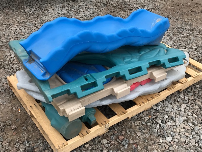 lot 14 image: Lot Of Kids Outdoor Playouse Parts ...