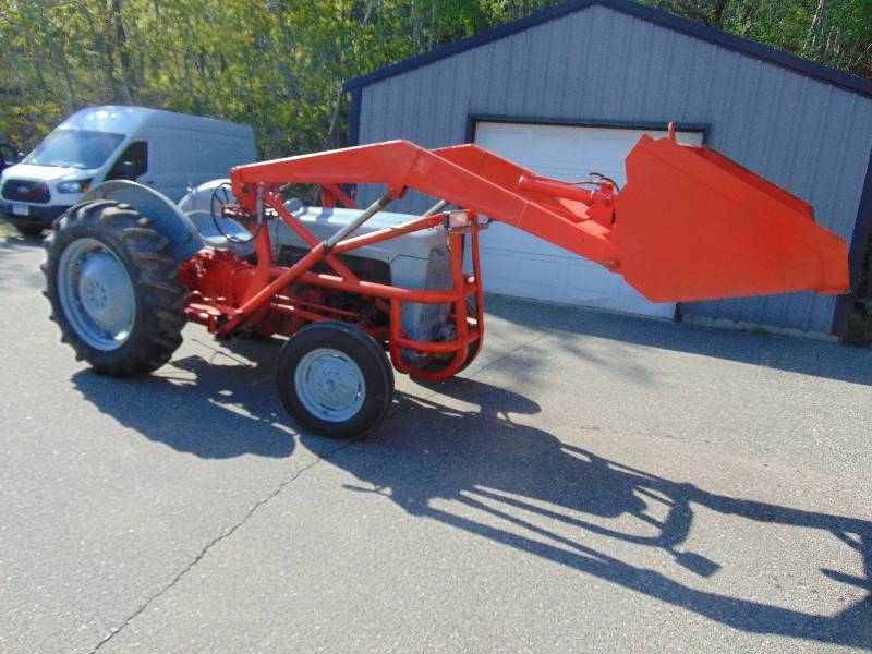 lot 33 image: Ford 600 Jubilee Tractor with Dirt and Snow Buckets