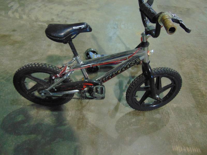 lot 23 image: Mongoose Kids Bike and Spider-man 3 Wheeled Scooter