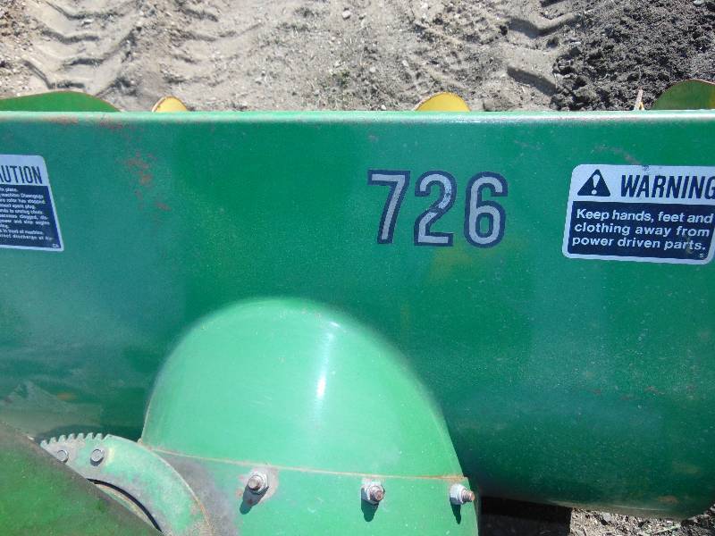 lot 19 image: 726 John Deere Snow Blower
