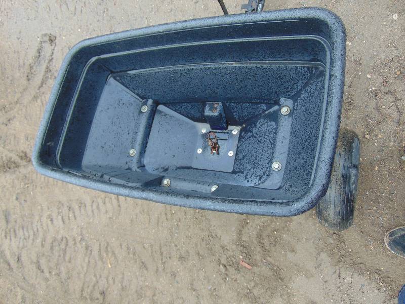 lot 25 image: Agri-Fab Broadcast Spreader 100