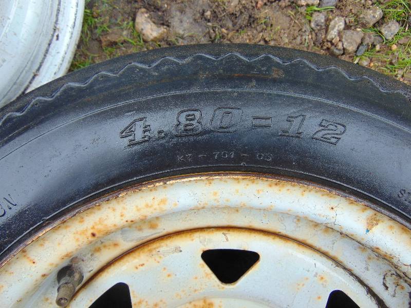 lot 32 image: (2) Rims and (1) Tire