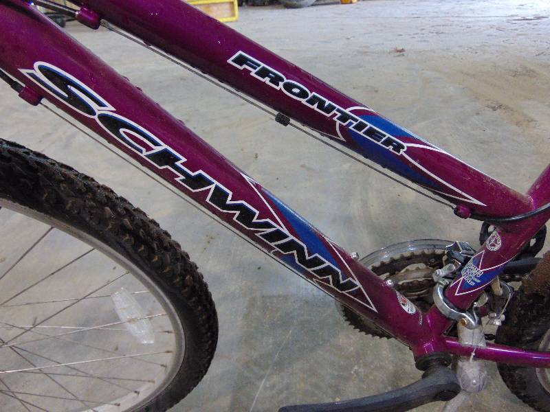 lot 34 image: Schwinn Frontier Pedal Bike