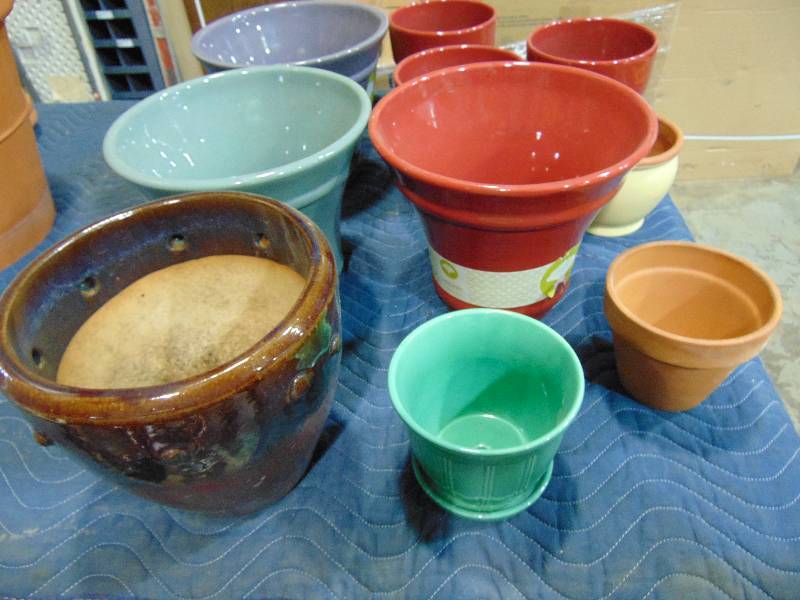 lot 55 image: Lot of Varies Size of Pots