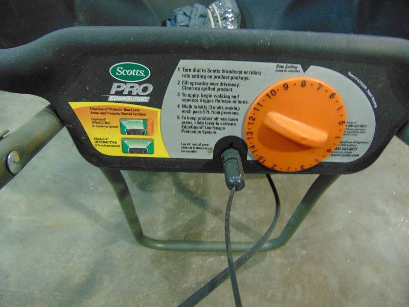 lot 67 image: Scott Fertilizer Spreader