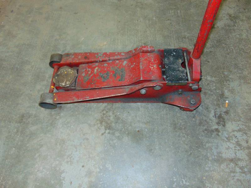 lot 84 image: Floor Jack