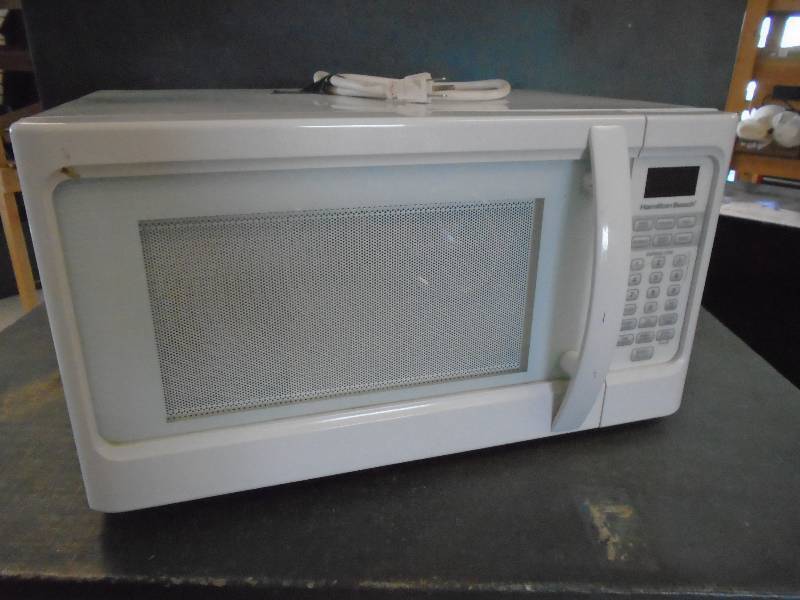 lot 7 image: Microwave Oven