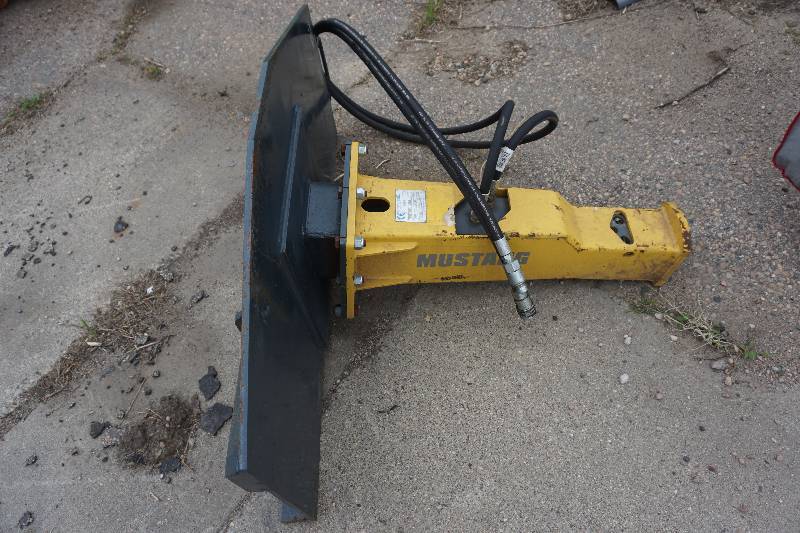 lot 15 image: Mustang Brand Model SBK200 Universal Mount Bobcat Skid Loader Skid Steer Hydraulic Jack Hammer Attachment