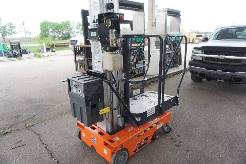 lot 13 image: 2003 JLG Model 12SP ElectricHydraulic Man Lift