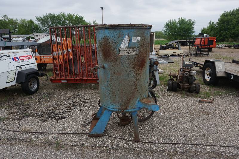 lot 26 image: Bowen Tools Bowen Blaster Sand Blasting Pot