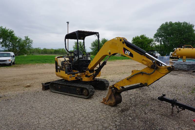 lot 7 image: 2010 Cat Model 302.5C Tracked Mini Excavator
