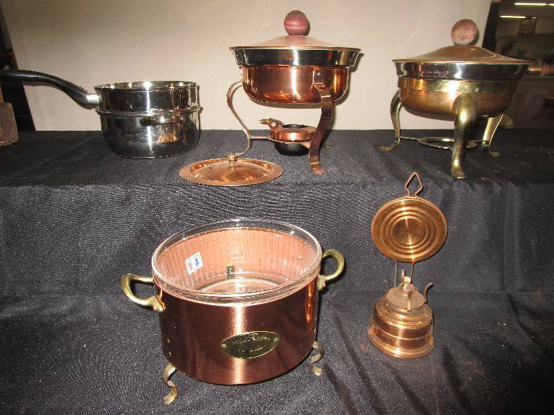 lot 1 image: Fondue Pots, Pyrex