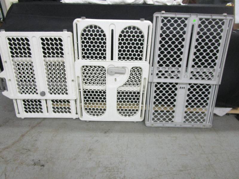 lot 55 image: 3 DogKid gates