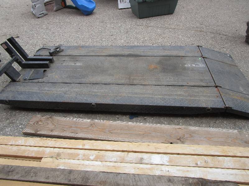 lot 63 image: 1500 Pound Capacity Neumatic Lift Table ATV and Motorcycle with Ramps