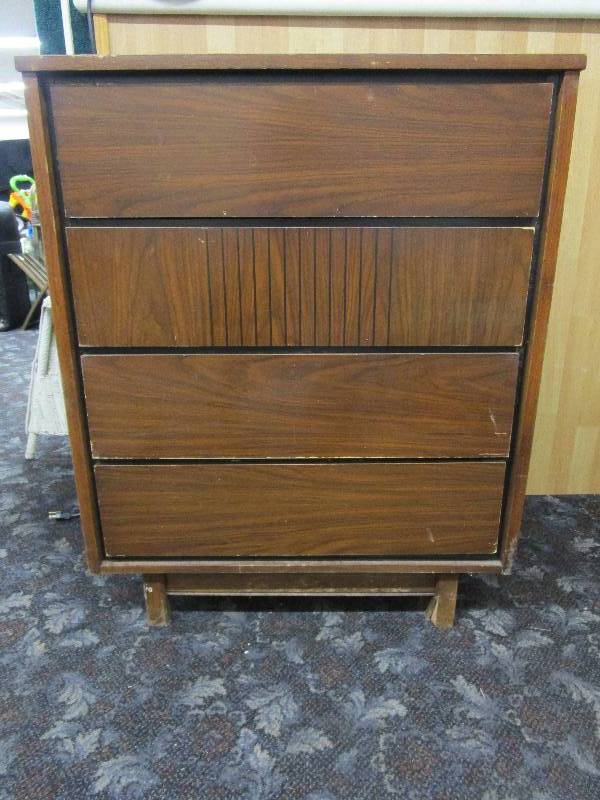 lot 72 image: 4 Drawer Dresser