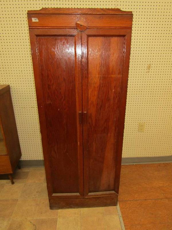 lot 89 image: Cabinet