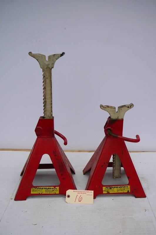 lot 16 image: Adjustable Jack Stands